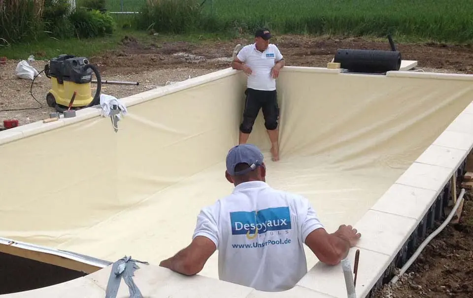 Pool-bauen München Liner-einpassen
