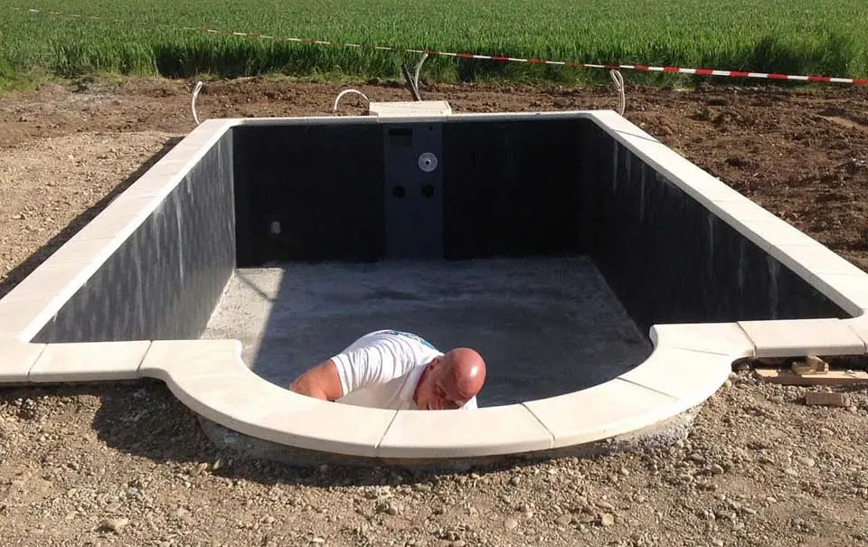 Poolbau München Treppe montieren